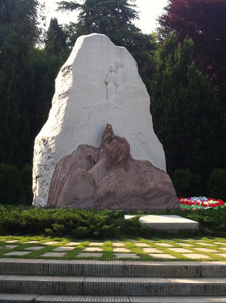 前面的褐色大理石上是两只紧握在一起的手，后面的汉白玉上是刘少奇和王光美两人侧影，寓意深远。