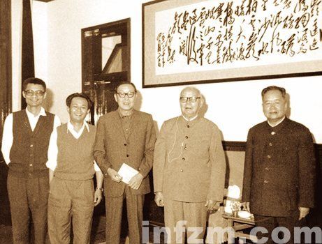 1978年12月，叶剑英在北京会见旅法华侨唐纳（左三）。 右一为罗青长，左二为叶选宁，左一为叶选基。