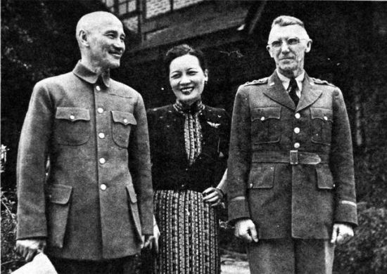 蒋介石、宋美龄与史迪威在一起