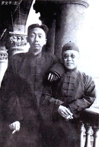 罗文干（左）