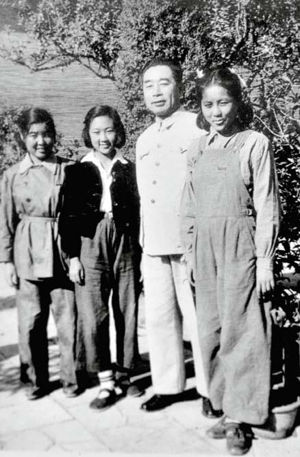 周秉德（左二）与周恩来，摄于1951年，时年14岁。