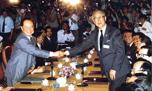 1993年4月27日—29日汪道涵和长辜振甫在新加坡举行会谈并签订共同