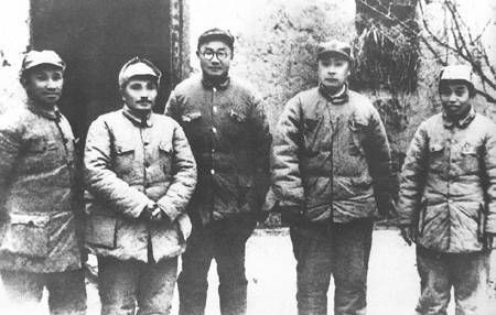 中共淮海战役总前委领导成员合影，从左往右分别为： 粟裕、邓小平、刘伯承、陈毅、谭震林