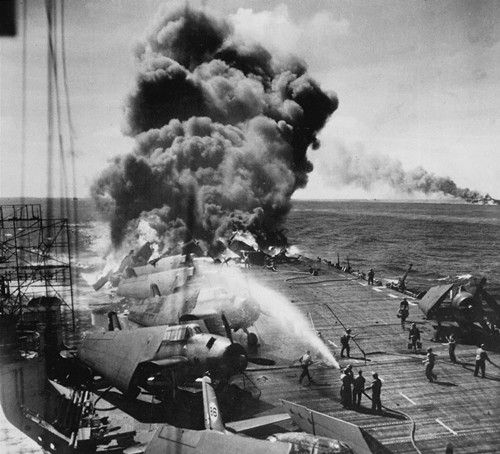 　　遭到日本自杀机的撞击后，航空母舰贝尔伍德号的飞行甲板上腾起漫天的浓烟和大火。在被日本自杀飞行员撞沉或是撞伤的300艘船只，它不过是其中之一。