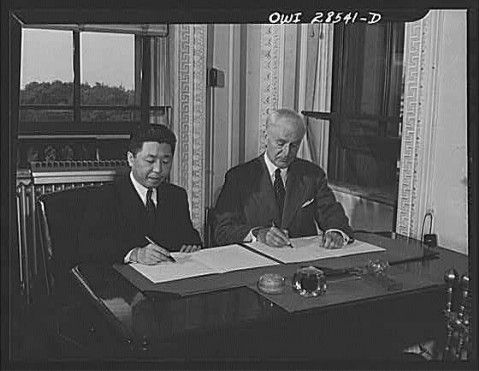 中国驻美大使魏道明和美国国务卿赫尔在华盛顿签字的情景