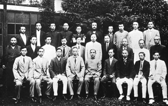 被认为是1914年7月8日中华革命党成立大会的合影，但根据学者考证，这幅照片真正的拍摄时间应该是1915年9月25日，但仍可从中看出中华革命党的权力分配，其中，坐在孙文左边那个削瘦戴着圆片眼镜的年轻人，就是孙文最为宠信的陈其美。