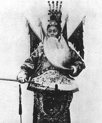 谭派老生创始者谭鑫培，曾获慈禧太后特许抽鸦片烟。