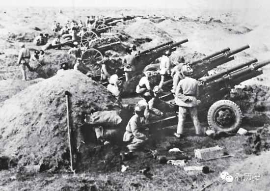1948年，辽沈战役，解放军炮击国民党守军。