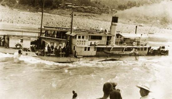 行驶在三峡江段的蜀通轮