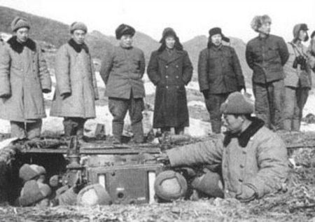 1951年冬，陈赓和彭德怀司令员等在朝鲜前线高炮阵地上