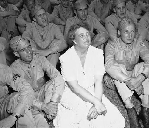 1942年6月12日，白宫南草坪，美国第一夫人埃莉诺·罗斯福与400名士兵一起联欢。(资料图片)