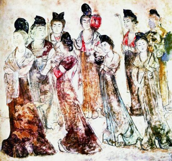 这幅图选自武则天的孙女、唐永泰公主墓壁画。画中走在前面的一位女官正带领一众宫女手捧水盆、粉盒、烛台、团扇、拂尘、如意等器具前去侍奉公主安寝，其中一件重要活计便是服侍公主夜妆。