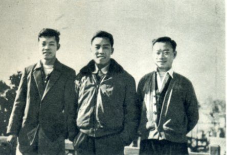 　　台湾民用航空局台北习行社飞行员韦大卫（中）和业务员梁枫（右）、翟笑梧，1月7日驾驶蒋介石的儿子蒋纬国旅行游览专机一架，起义飞回祖国大陆。