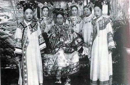 慈禧和光绪皇帝的后妃们，右一为隆裕皇后，左一为瑾妃（资料图）
