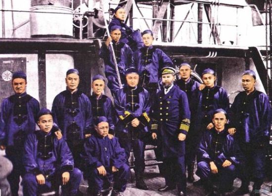 琅威理与“致远”舰军官合影