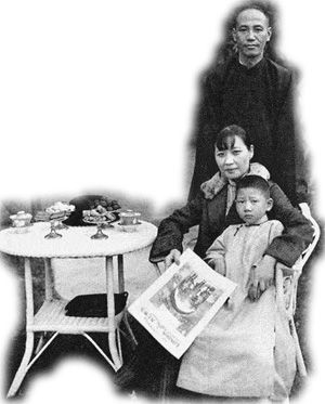 1926年蒋介石到上海孔祥熙寓所做客，与宋美龄谈心，孔夫人宋蔼龄全力撮合他们的婚事（资料图）