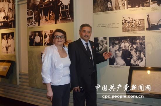阿廖沙与夫人冬妮娅在刘少奇纪念馆参观。(记者赵晶 摄)