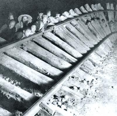 1940年，百团大战期间，中国军民夜间合力掀翻枕木和铁轨。
