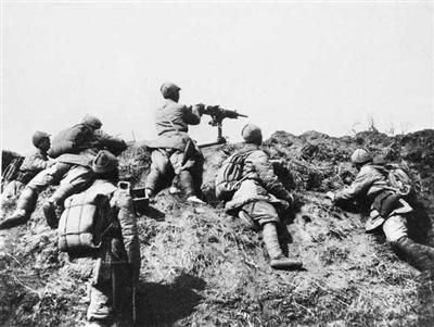1940年，狮脑山大战中八路军的机枪阵地。百团大战中，129师在山西阳泉反击日军。新京报记者 尹亚飞 翻拍