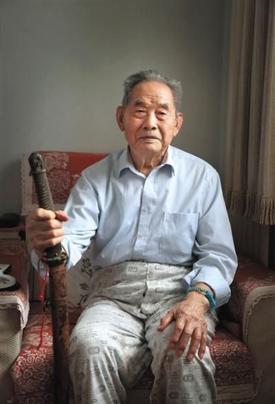 5月14日，北京，百团大战老兵刘振魁手持他从日本军官手里缴获的指挥刀。刘振魁现年93岁，曾任129师师长刘伯承的警卫员。新京报记者 尹亚飞 摄