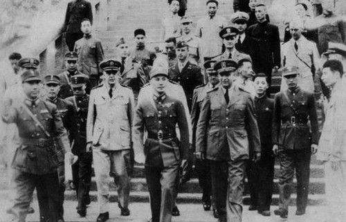 抗战期间，戴笠（左一）陪同蒋介石等检阅重庆特警班。