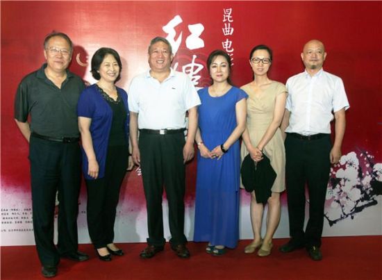 部精品办主任霍志静,北方昆曲剧院院长杨凤一等在发布会宣传板前留影