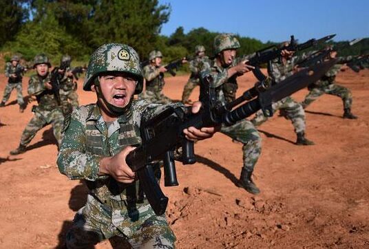 指导员张万清高声大喊:"同志们,杀敌立功的时候到了,跟我冲呀!
