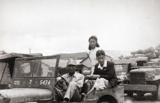 在昆明炮兵训练中心，开车者一身戎装，便是3级翻译官张良皋。