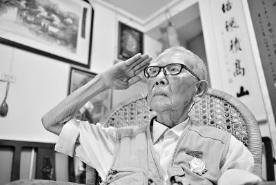 老年张良皋敬军礼（郭良朔摄）