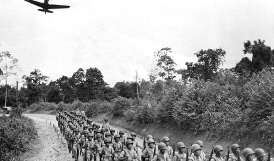 1943年10月，中国军队重整旗鼓，从印度踏上反攻缅甸的征程。这一次，他们不仅装备精良，还有美国空军的配合