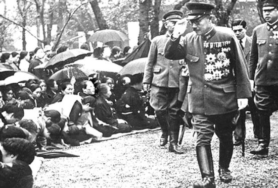 东条英机为战死士兵招魂。（资料图）