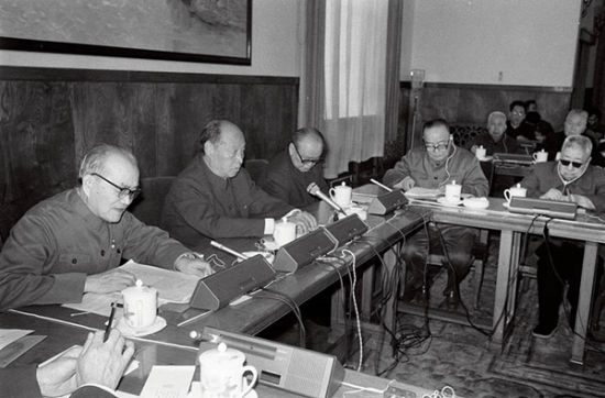 中华人民共和国宪法修改委员会1982年4月12日至21日举行第三次全体会议，讨论审议《中华人民共和国宪法修改草案(修改稿)》。图为胡乔木秘书长就重新修改的宪法修改草案在会上作了介绍和说明。图/新华