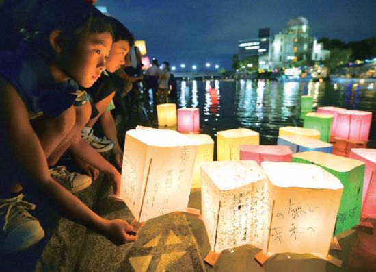 日本儿童在广岛核爆日祈祷和平。