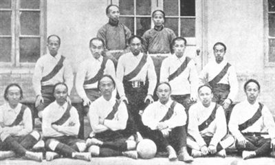 晚清时期，北京通州潞河中学的足球队。（资料图片）