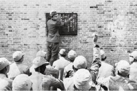 　　20世纪30年代，日军占领河北保定陆军军官学校，并把其作为“中国青年归顺兵”的教习所。图为日军教员正在向伪军教授日本语