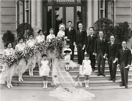 　盛大婚礼　1929年9月8日，严幼韵与时任清华大学教授兼外交部顾问的杨光泩在上海大华饭店举行了婚礼。婚礼非常豪华，由当时的外交部长王正廷主持。