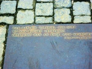 柏林Bebelplatz广场地面，镶嵌着海涅诗体悲剧《阿尔曼索》中的名句，译文为：这只是一个前奏。他们在那里烧书，最终也将在那里焚人。这个广场正是1933年的焚书之地。