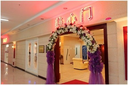 新浪家居(青岛)本期产品测评的对象是美心实木复合门。先来介绍基本资料: 测评时间:2011年4月7日 测评地点:青岛李沧区达翁建材家居广场一楼E区7-10 产品系列:简约艺术木门系列 产品型号:MXN843 产品颜色:纯白 生产产地:重庆 适用环境:室内 产品规格:2000x800x40(单位:毫米) 市场报价:1680元(包五金) 一、店铺装修 店内面积很大,有一种古代庭院的感觉,店内的木门按照风格一一排开,各有特色,可谓眼不胜收。