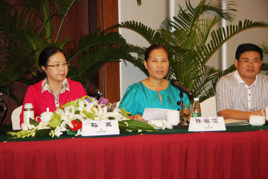 图为 许振凌女士发言