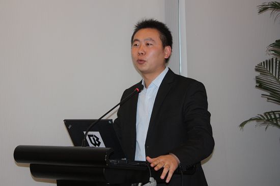 图为江海风情街项目总监曹飞先生集中介绍了江海风情街的业态分布