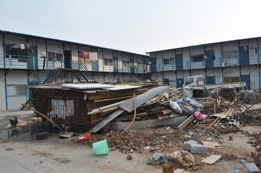 两层楼的工棚,是东站附近数百个工人的家.