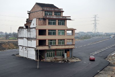 我家房子门口有一条横路,房子后面有一条斜路,听说不好,怎么化解?