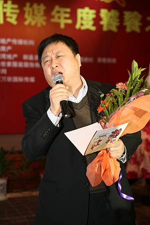天津富力地产董事长谢强独唱《心的祈祷》 那个投入