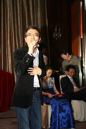 天津富力地产董事长谢强独唱《心的祈祷》 那个投入啊^^唱的还真有