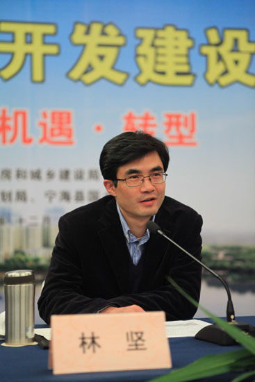 图为宁海县委常委,常务副县长林坚在发言