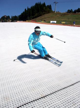 日本发明出可享受滑雪快乐的滑毯(图)