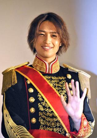 齐藤工《宫祭》发布会变身帅气皇太子(图)