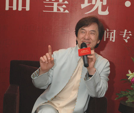 图为著名影星成龙先生在naga上院外立面落成仪式现场上致词