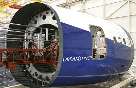 哈飞交付波音787飞机首架份翼身整流罩