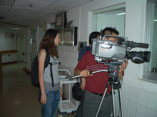 《军事纪实》记者拍摄"好医生华益慰"现场.